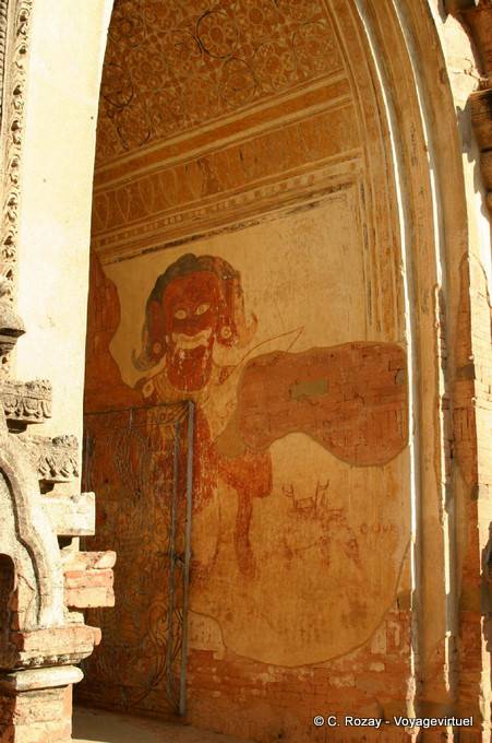 Dipinti antichi in un passaggio Dhammayan Gyi Temple, Bagan - Myanmar (Birmania)