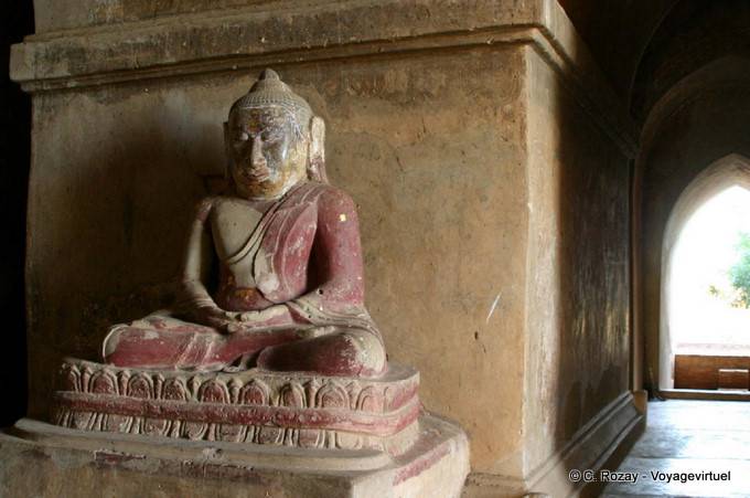 Immagine del Buddha nella posizione del loto nel tempio Dhammayan Gyi, Bagan - Myanmar (Birmania)