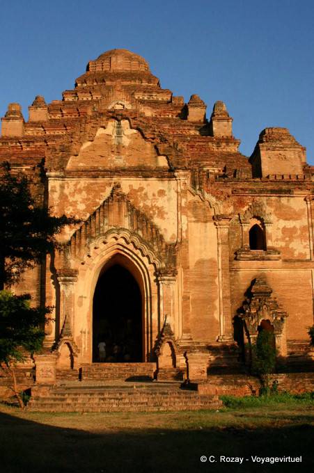Ingresso alla pagoda Dhammayangyi, 12 ° secolo, Bagan - Myanmar (Birmania)