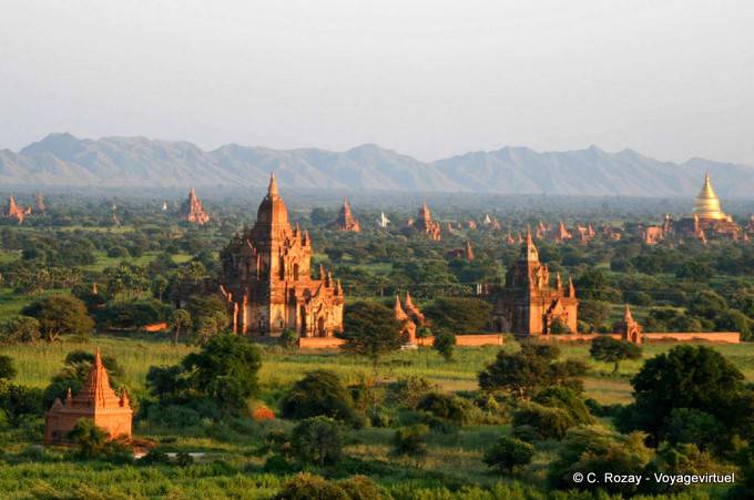 Per monti e valli, splendida vista sulla valle del vecchio Bagan al tramonto - Myanmar (Birmania)