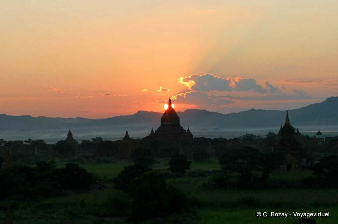 Un tramonto dietro un stupa, Bagan - Myanmar (Birmania)