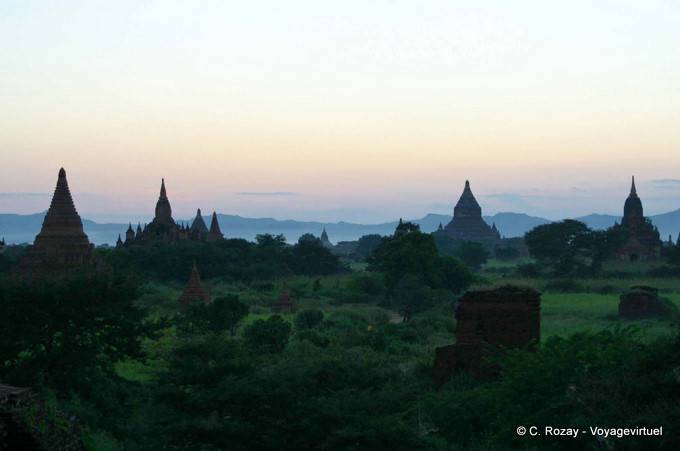 Colori di Twilight su stupa antica Bagan, Bagan - Myanmar (Birmania)