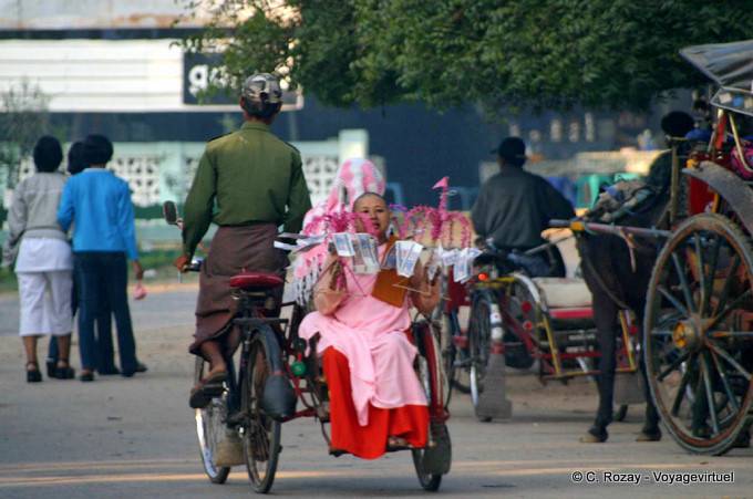 Trasporto di un offerta di suora, Nyaung-U, Bagan - Myanmar (Birmania)