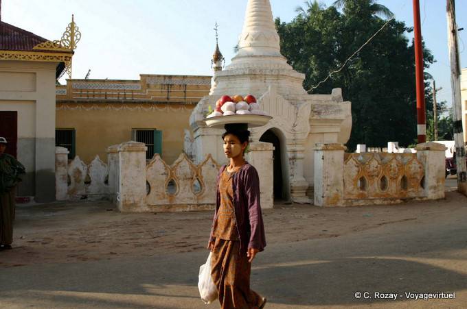 Birmano con vassoio mela sulla sua testa, Bagan - Myanmar (Birmania)