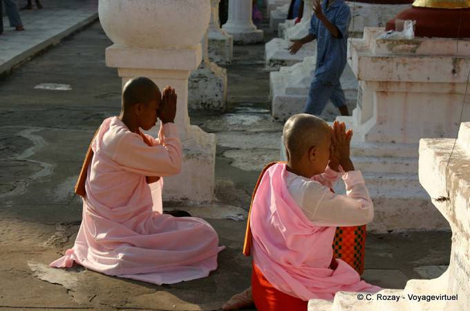 Suore pregano Shwezigon Pagoda, Bagan - Myanmar (Birmania)
