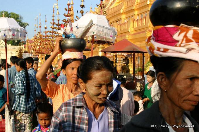 Le offerte portuali, Shwezigon Pagoda, Bagan - Myanmar (Birmania)