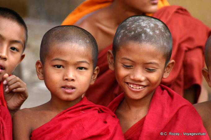 Ritratto di piccoli monaci, Bagan - Myanmar (Birmania)