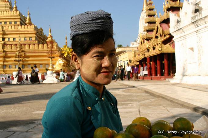 Manghi in vendita, Shwezigon Temple, Bagan - Myanmar (Birmania)