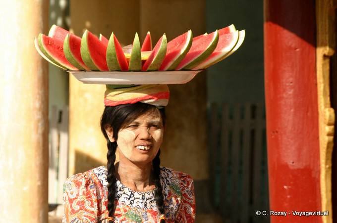 Anguria sulla sua testa, Nyaung U, Bagan - Myanmar (Birmania)