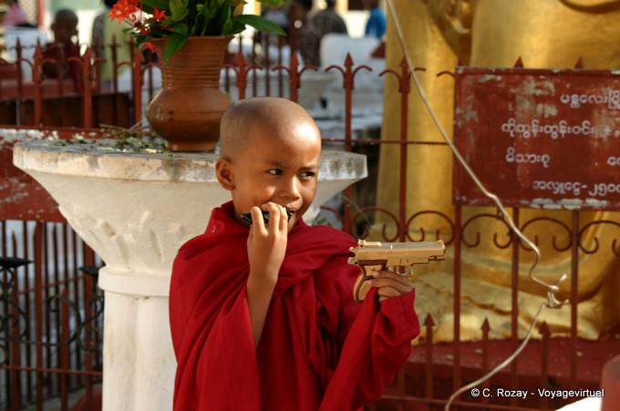 Il piccolo monaco con una pistola, Shwe Zi Gon, Bagan - Myanmar (Birmania)
