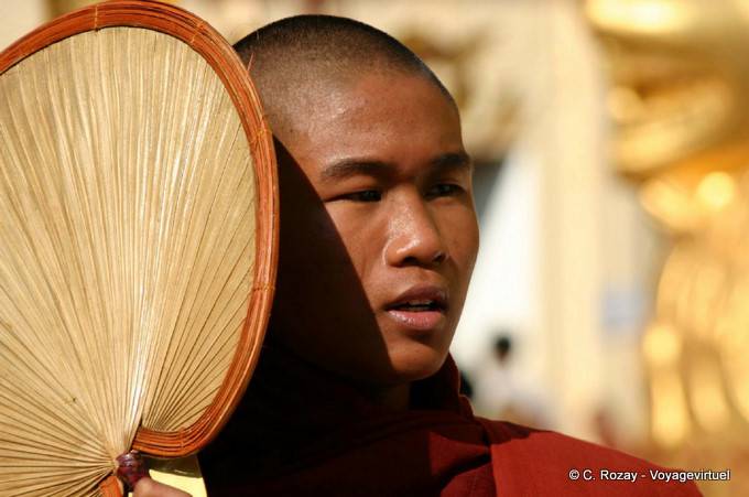 Ritratto di un monaco con un ventilatore, Shwezigon, Bagan - Myanmar (Birmania)
