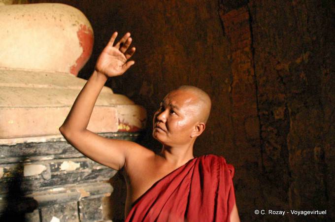 Atteggiamento di monaco buddista Bagan - Myanmar (Birmania)