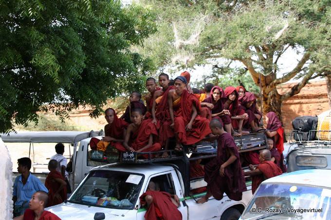 Taxi pieno di monaci Bagan - Myanmar (Birmania)