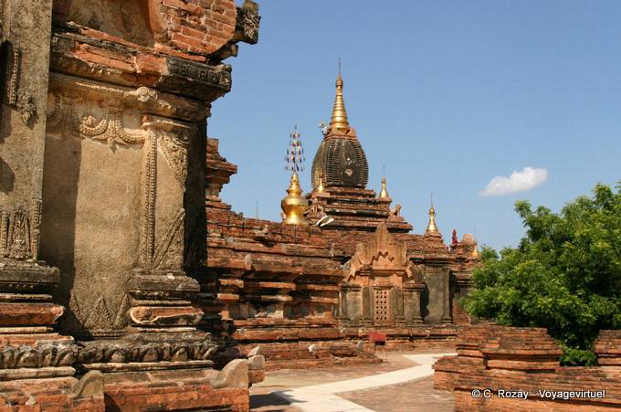 Ai piedi del Dhammayazika Pagoda, il Tempio del Buddha futuro, Bagan - Myanmar (Birmania)