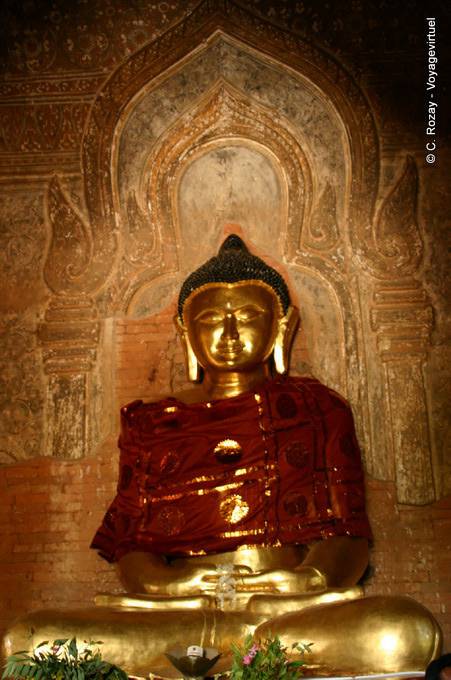 Una statua di Buddha nella pagoda Dhammayazika, Bagan - Myanmar (Birmania)