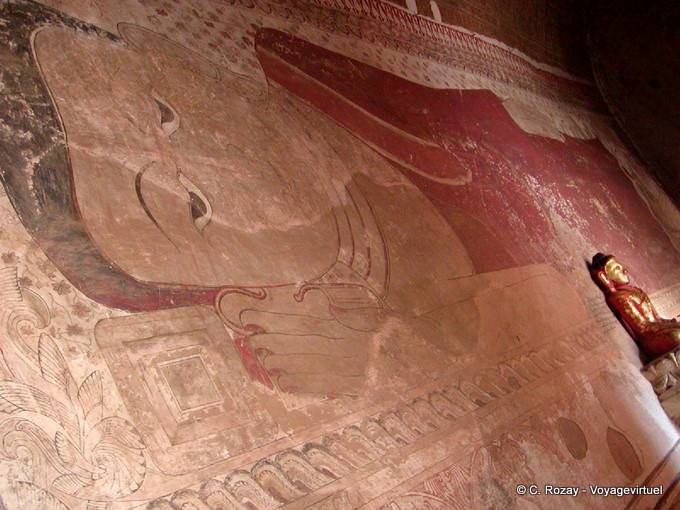 Grande murale di Buddha sdraiato su un muro nel tempio di Sulamani, Bagan - Myanmar (Birmania)