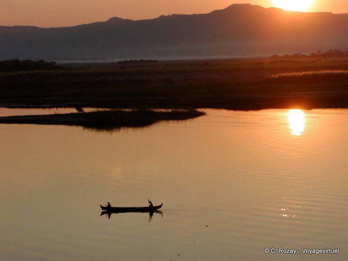 Riflessione del tramonto sul Irrawaddy, Bagan - Myanmar (Birmania)