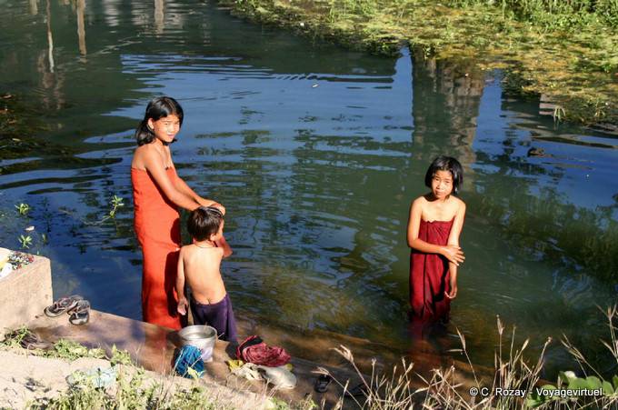 Gioventù in bagno, Nyaung Shwe, lago Inle - Myanmar (Birmania)