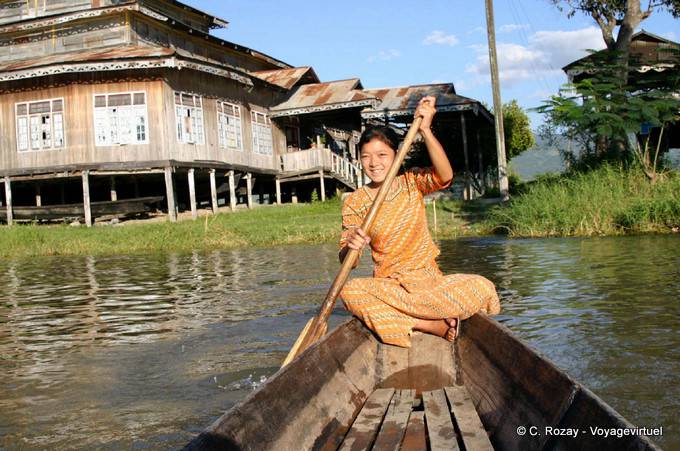 Giovane Burmese pagaiare in canoa tradizionale, lago Inle - Myanmar (Birmania)