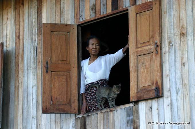 La donna con il gatto alla sua finestra, lago Inle - Myanmar (Birmania)