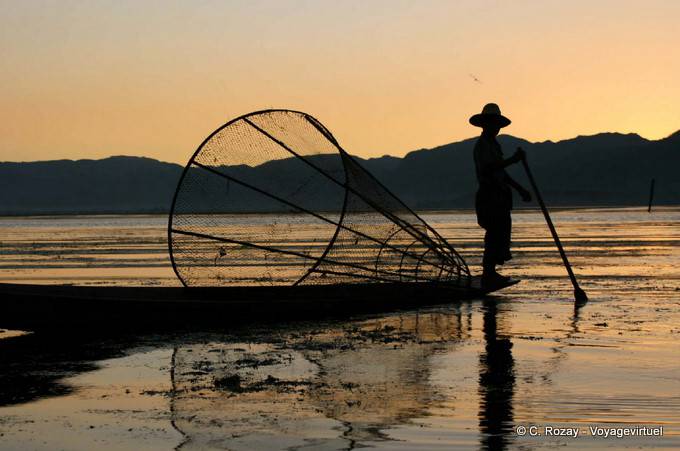 Lago Inle, la trappola conica sulla barca Pescatore Intha - Myanmar (Birmania)