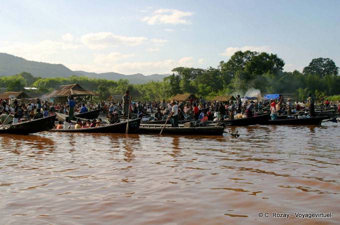 L'inizio del mercato, la folla sulla riva del lago Inle - Myanmar (Birmania)
