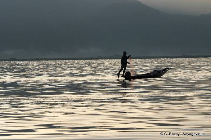In grigio di sera cade, lago Inle - Myanmar (Birmania)
