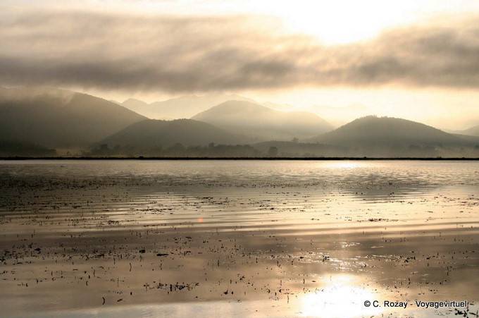 Scenic Lago Inle alle prime luci dell'alba - Myanmar (Birmania)
