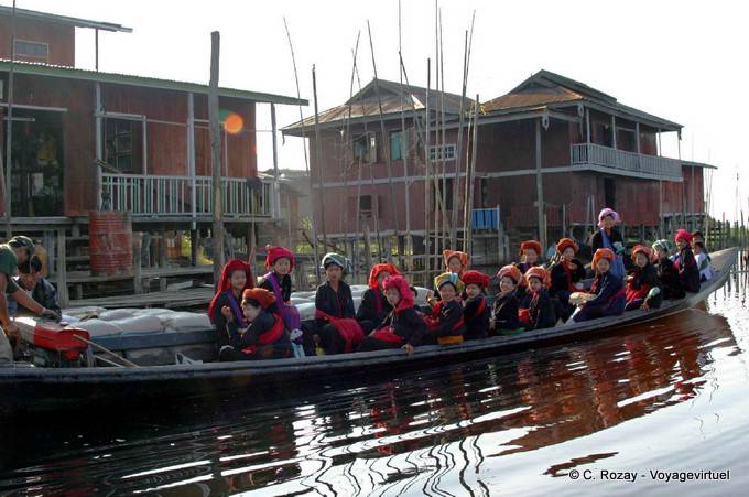 Trasporti Pao ragazze in abiti tradizionali, lago Inle - Myanmar (Birmania)