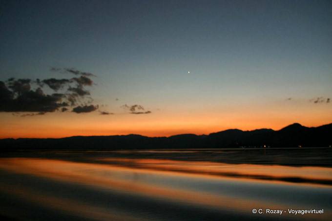 Ripple sera di colore sul Lago Inle - Myanmar (Birmania)