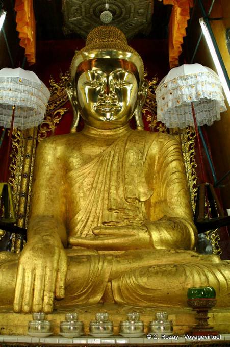 Grande Buddha di legno monastero Shwe Yan Pyay, lago Inle - Myanmar (Birmania)