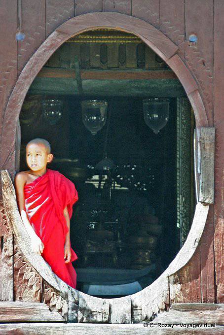 Giovane monaco al cancello del monastero Shwe Yan Pyay, lago Inle - Myanmar (Birmania)