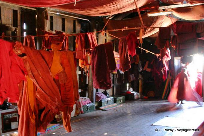 All'interno della stanza monaci del monastero Shwe Yan Pyay, lago Inle - Myanmar (Birmania)