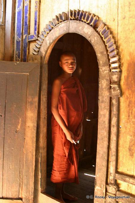 Giovane monaco sulla soglia, il monastero Shwe Yan Pyay, lago Inle - Myanmar (Birmania)
