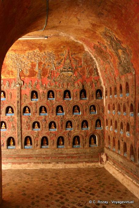 Piccole nicchie con centinaia di Buddha Monastero Shwe Yan Pyay, lago Inle - Myanmar (Birmania)