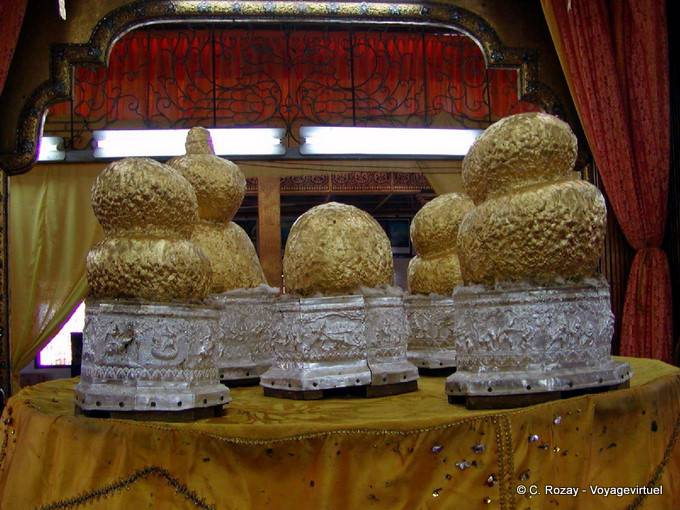 Cinque piccole statue di Buddha, Daw U Pagoda Phaung Kyaung, lago Inle - Myanmar (Birmania)