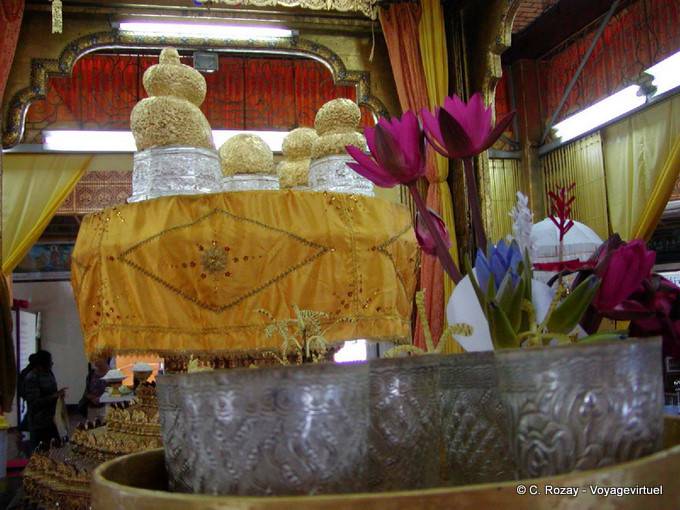 Shapeless Buddha, rivestito in foglia d'oro da parte dei fedeli, Phaung Daw Oo Pagoda, Lago Inle - Myanmar (Birmania)