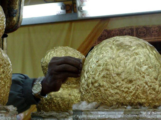 L'aggiunta di oro su un Buddha riferito della penisola malese nel XII secolo dal re Alaungsithu, Phaung Daw Oo Pagoda, Lago Inle - Myanmar (Birmania)