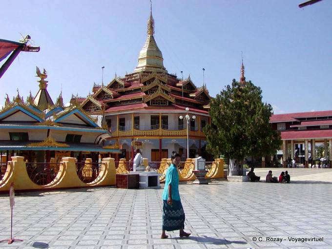 Vista Daw U Pagoda Phaung yosqson dalla sua terrazza, lago Inle - Myanmar (Birmania)