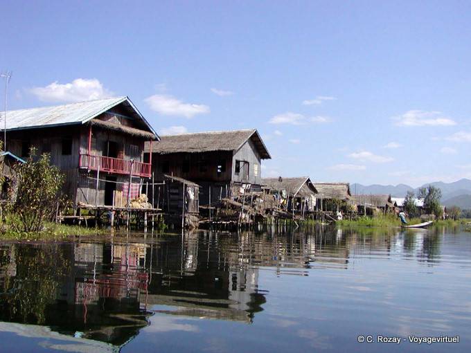 Passando davanti alle case del lago, Lago Inle - Myanmar (Birmania)