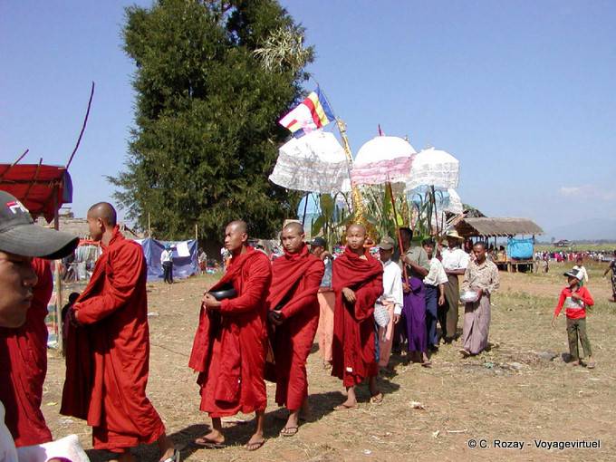 Processione di monaci in rosso, Taung A, lago Inle - Myanmar (Birmania)
