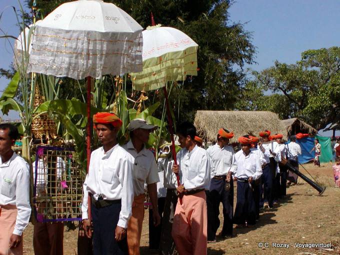 La sfilata reliquia e processionaria in Taung A, lago Inle - Myanmar (Birmania)