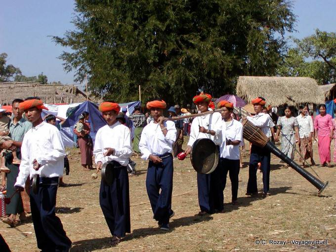 Gruppo di musicisti nel corteo, Taung A, lago Inle - Myanmar (Birmania)