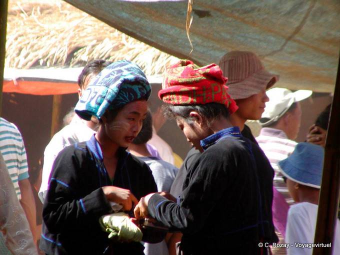 Operazione Discreet tra donne Paos, lago Inle - Myanmar (Birmania)