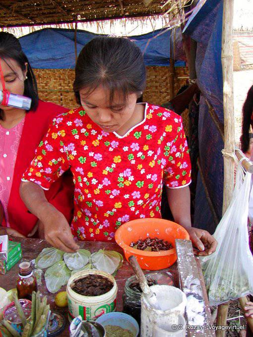 L'abito fiorito del giovane mercante di betel lago Inle - Myanmar (Birmania)