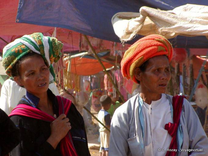 Burmese indossare copricapi mercato Pao, lago Inle - Myanmar (Birmania)