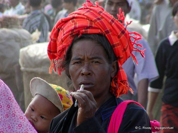 Pa O donna che fuma un sigaro, lago Inle - Myanmar (Birmania)