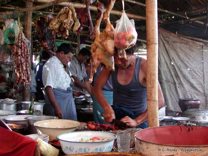 Pollame e salsicce appese al mercato, Lago Inle - Myanmar (Birmania)