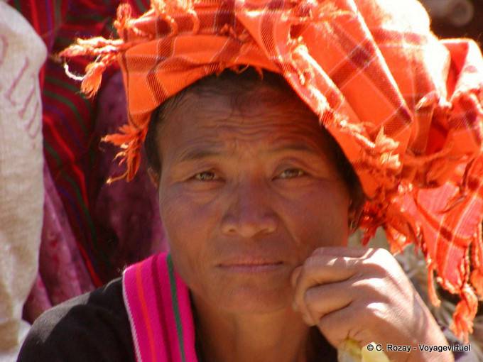 Lo sguardo di donna pensosa Pa-o, lago Inle - Myanmar (Birmania)