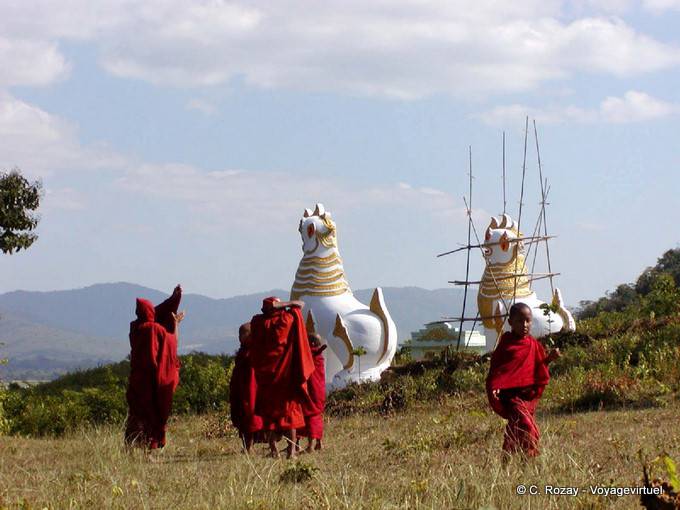 Monaci e draghi vicino Shan Temple Khaung Daing, lago Inle - Myanmar (Birmania)